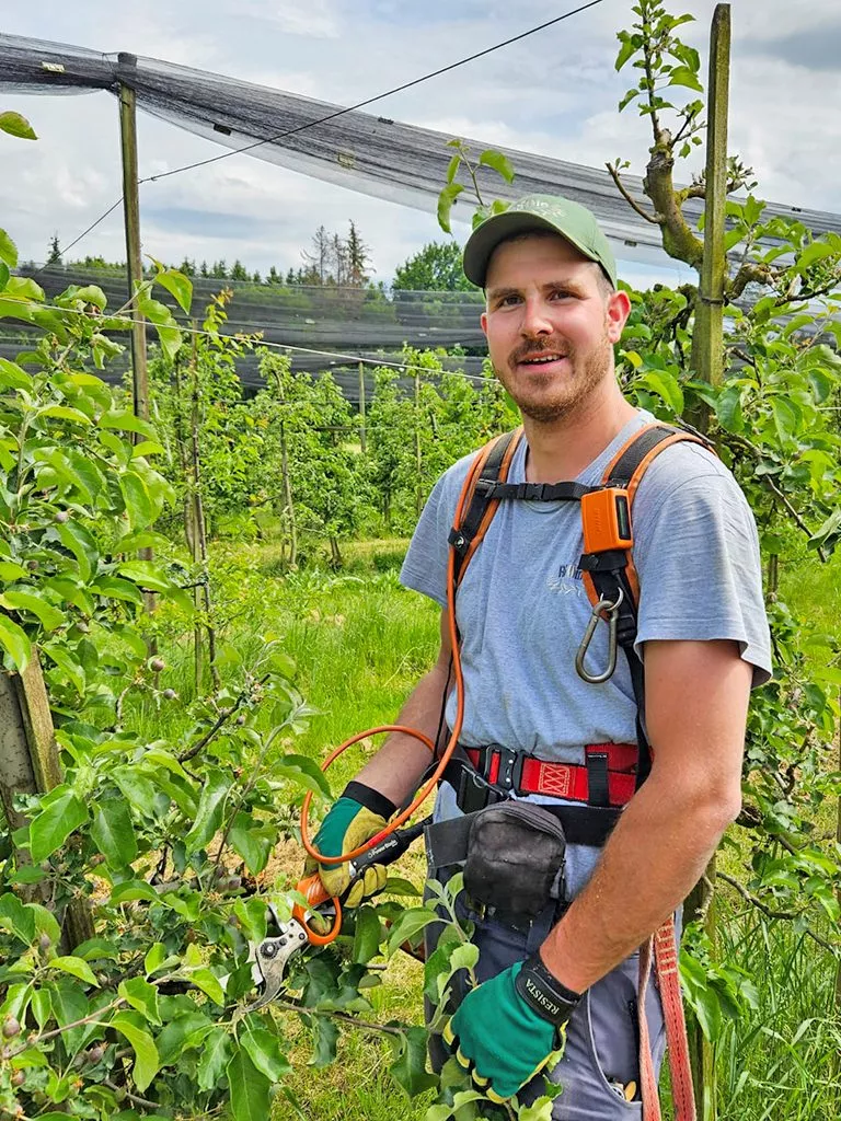 Stefan Röllin in seinem Obstgarten